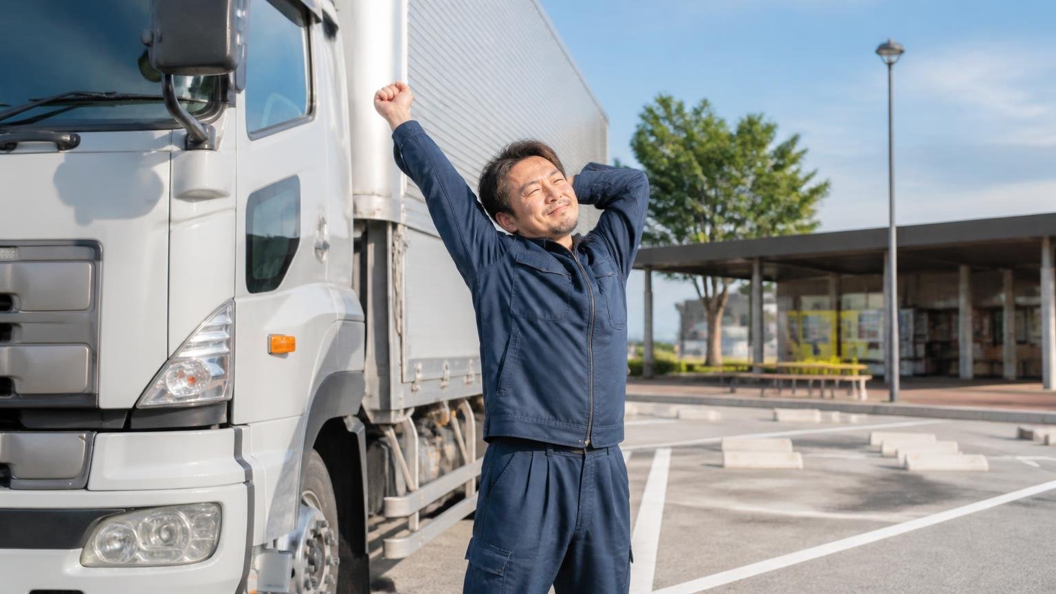 良い評判は表に出にくい。高速道路のパーキングに停めたトラックの横で、男性1人が伸びをして満足そうな表情