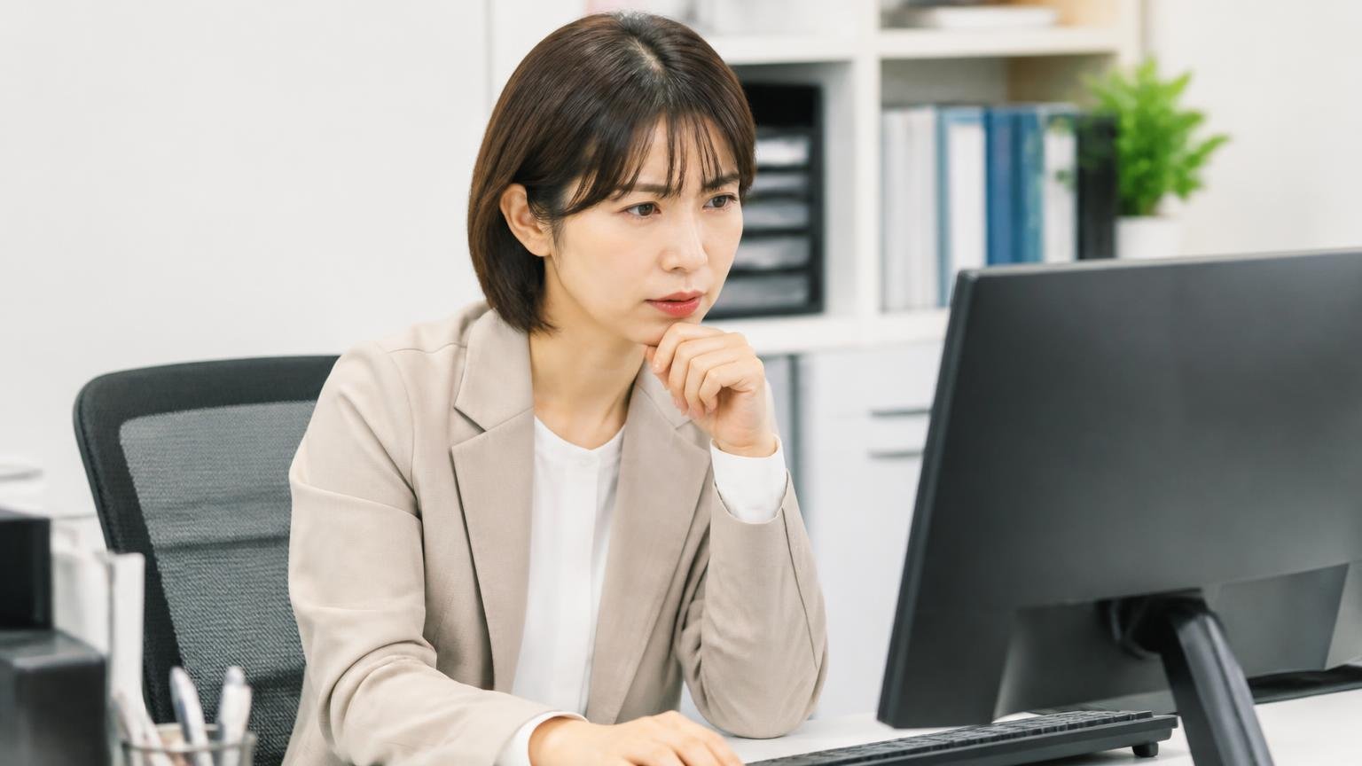 星1に会社が返信しているかどうかも判断材料になる|事務所のパソコンで口コミの返信欄を確認する30代女性1人