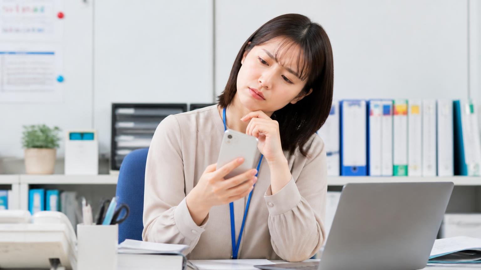 総合評価はGoogle★4.2・goo-net★5.0｜ただし口コミは合計12件だけ、事務所でスマホの口コミ画面を見る事務員の女性1人、首をかしげる