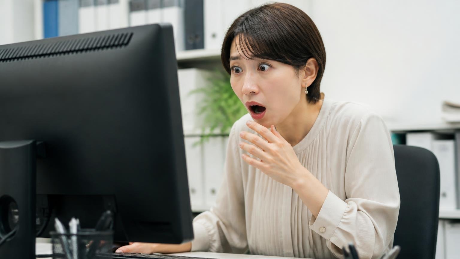 4.3点の正体はトラックを買った人1名の声だった、パソコン画面の評価点を拡大して見る事務所、女性1人、目を見開いて驚く