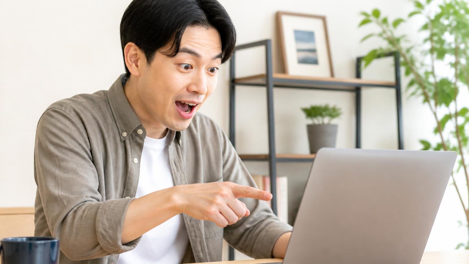 オーナーからの返信がついているという事実 パソコンで口コミ返信欄を下までスクロールして読む場面 男性1人 画面を指さす表情