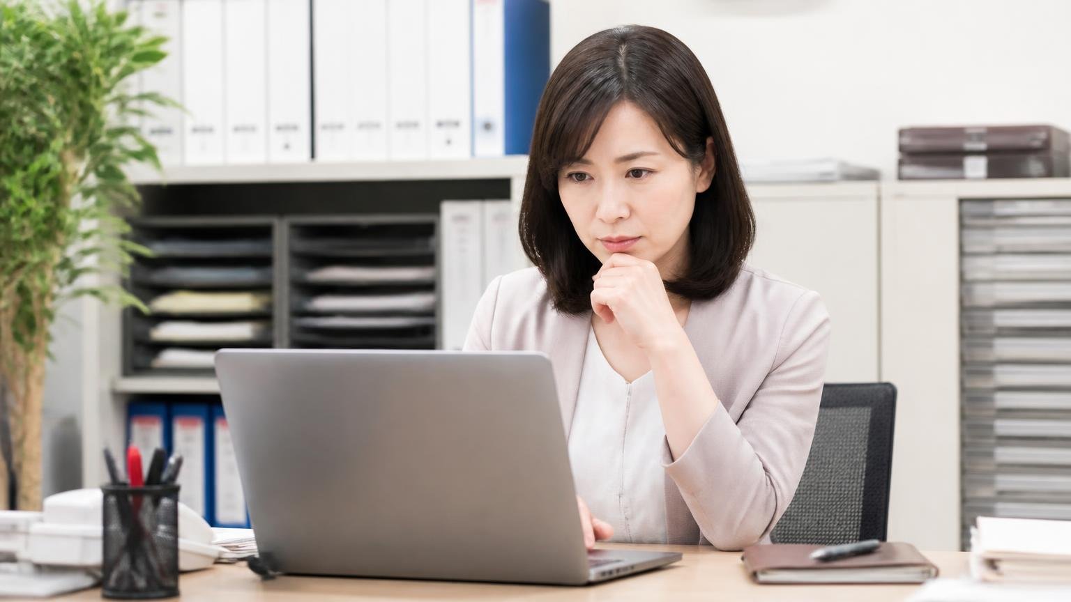 北越自動車商会の査定額が妥当か確かめたい人が、比較相手に選んでいる全国対応のトラック買取業者3選。事務机でノートパソコンを開き無料査定を申し込む事務担当の女性1人